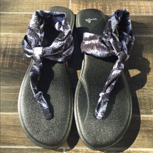 Black and White Palm Leaf Sanuk Sandals